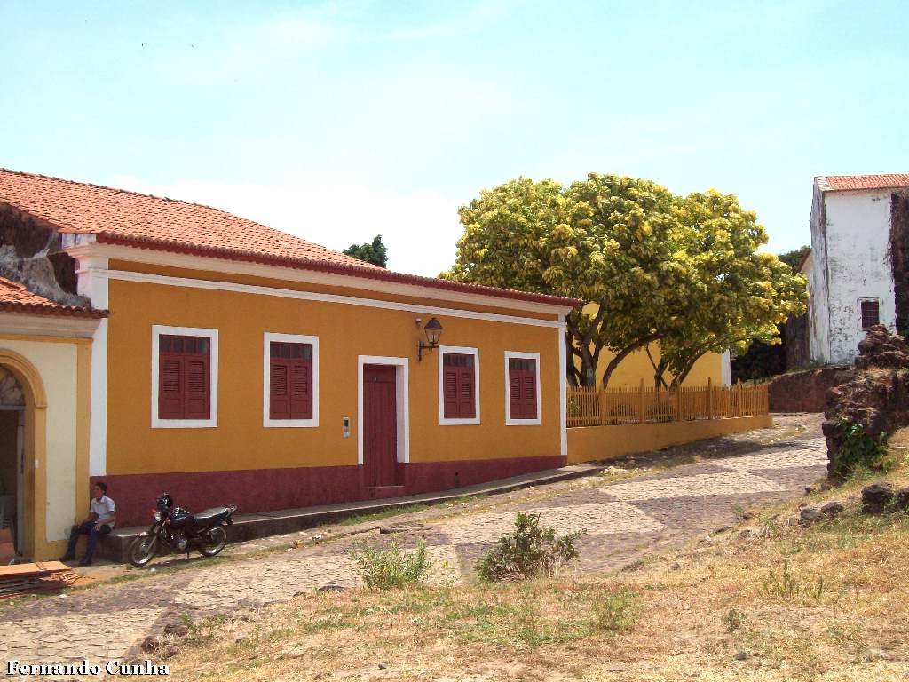 Rua de Alcântara Maranhão, nas proximidades das ruínas da construção do palacete do Barão do Mearim. Outubro/2010. by Fernando Cunha