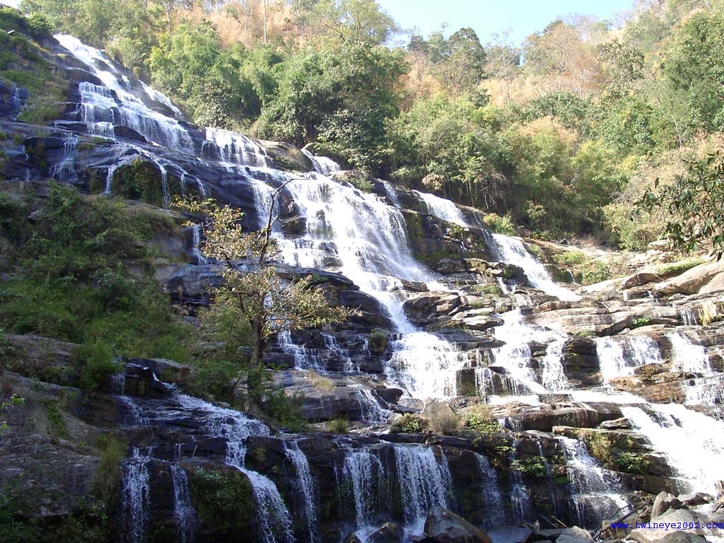 Maeya Waterfall น้ำตกแม่ยะ จังหวัดเชียงใหม่ Chom Thong Chiang Mai 50160 by Nudsikan Kaewjai