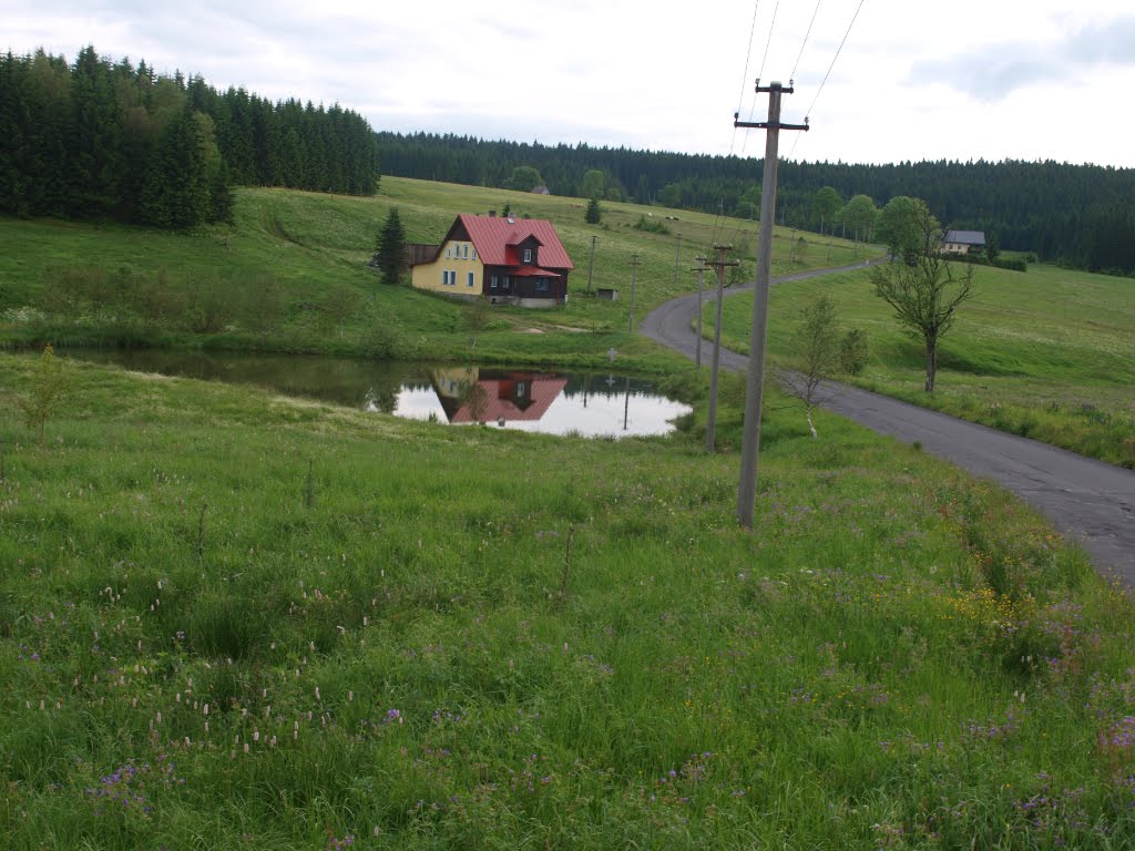 Ein Blick die Straße zurück - über den Teich . . . links standen früher die Wolfberghäuser - Horní Blatná - by Reinhard Klenke