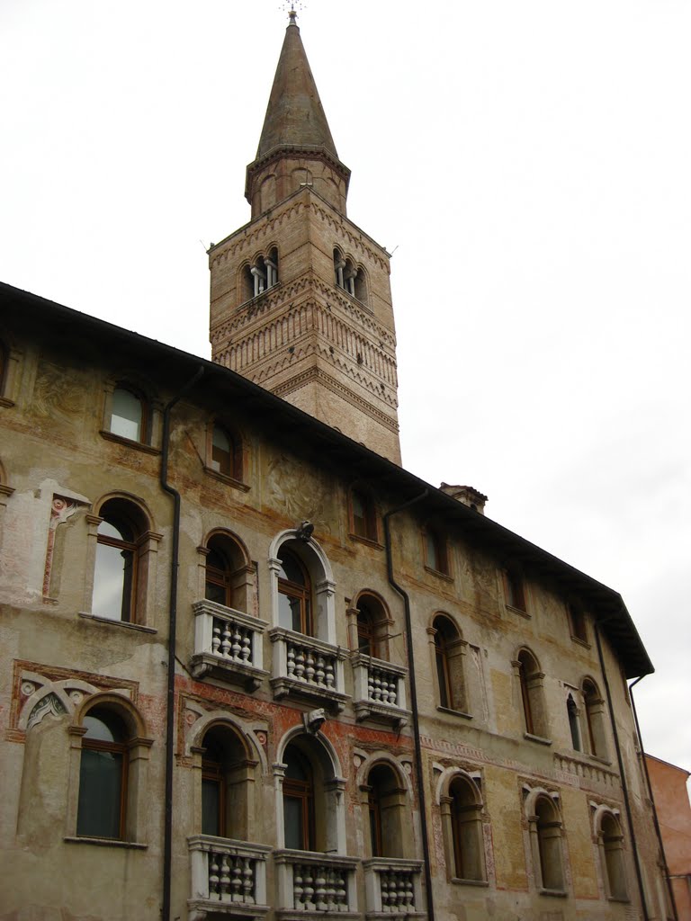 Pordenone il campanile del Duomo e un palazzo affrescato by Roberto Donà