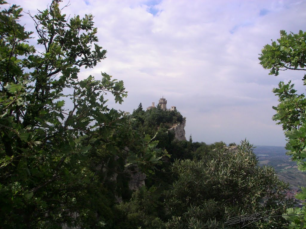 Chateau de San Marino vu à travers les Bois by Xavier “Xav74” Xav