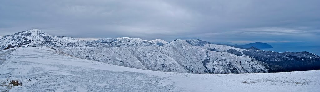 Camminando lungo la panoramica con la neve 1 by Roberto Zanleone