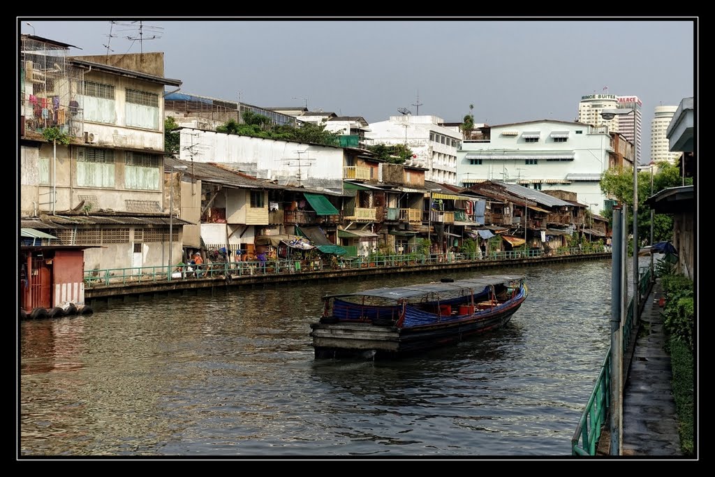 Klong in Bangkok by Michael Gaczensky