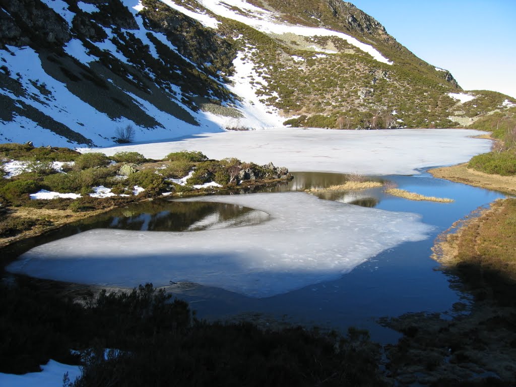 Laguna de Arbas. by La Casa del Chiflón (Bulnes)