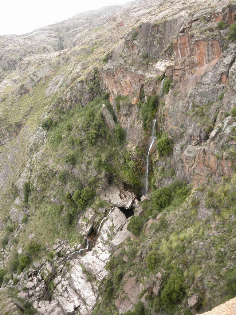 Cascada de 100 m de altura. by Andrómeda