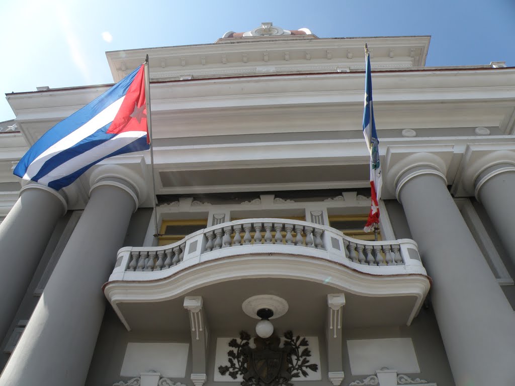 Cuban flag on the balcony of the city hall / Kubánská vlajka na balkónu radnice by DM brothers