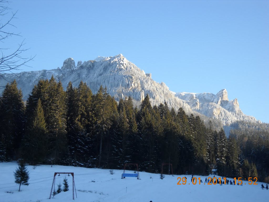 Varful Toaca in stanga,1900 m. by Ady Danga