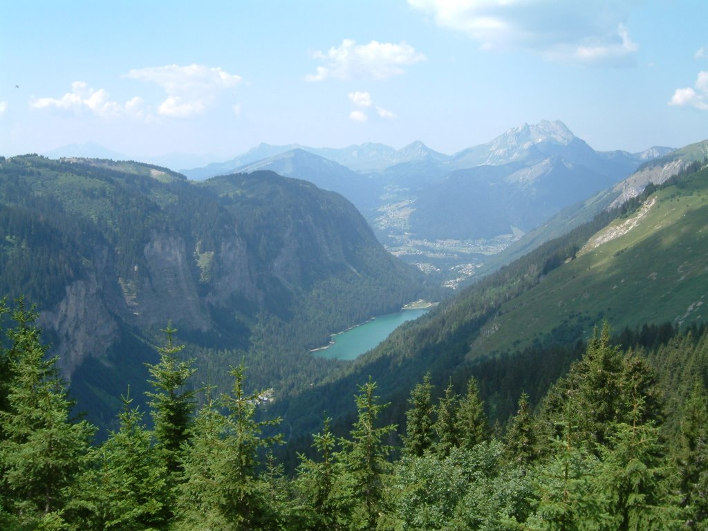 Lac de montriond (france) by kerkhh