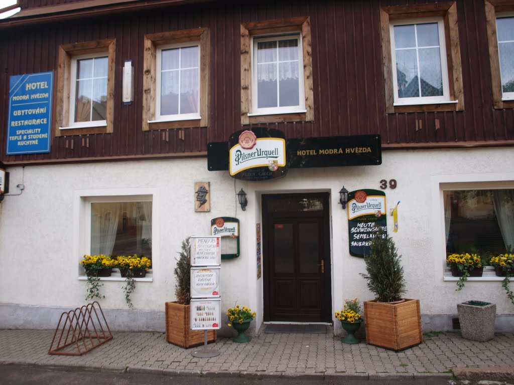 Hotel BLAUER STERN" - so benannt in Anlehnung an das Kobaltblau, dessen Kunst der Gewinnung PeterWeidenhammer 1520 nach Schneeberg brachte ? by ReinhardKlenke