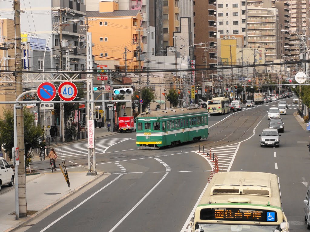 阪堺電車。「松虫」駅の近くの 「松虫歩道橋」の上から。あべの筋。 by bbmaru