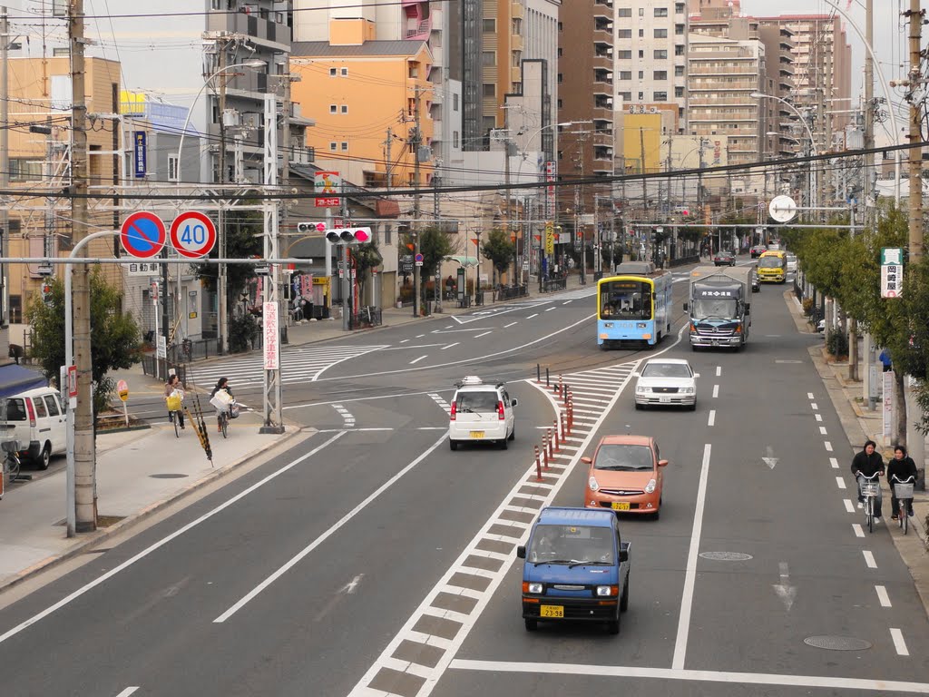 阪堺電車。「松虫」駅の近くの 「松虫歩道橋」の上から。あべの筋。 by bbmaru