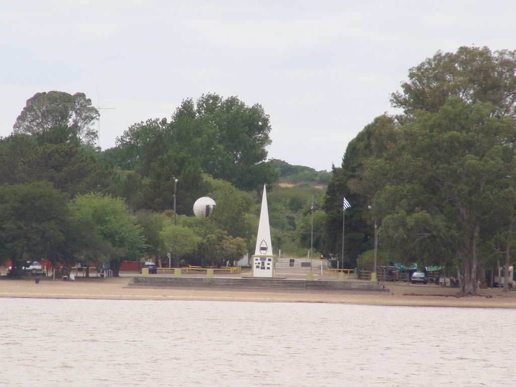 La agraciada monumento a los 33 orientales by artdesing