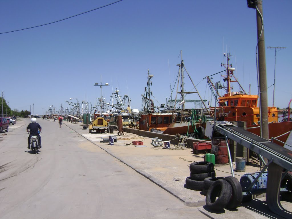 Barcos pesqueros by Guido Enoan