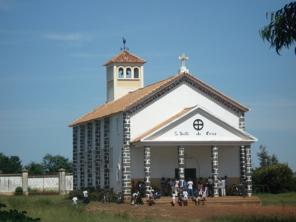 Igreja de Capelongo by Maria Beatriz