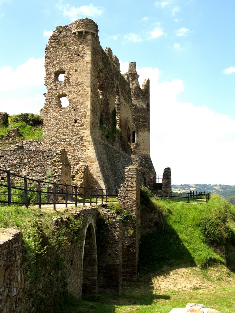 Château Rocher (Château fort de Blot-le-Rocher) Ménat/Pont-de-Ménat Auvergne France by Bert Denies