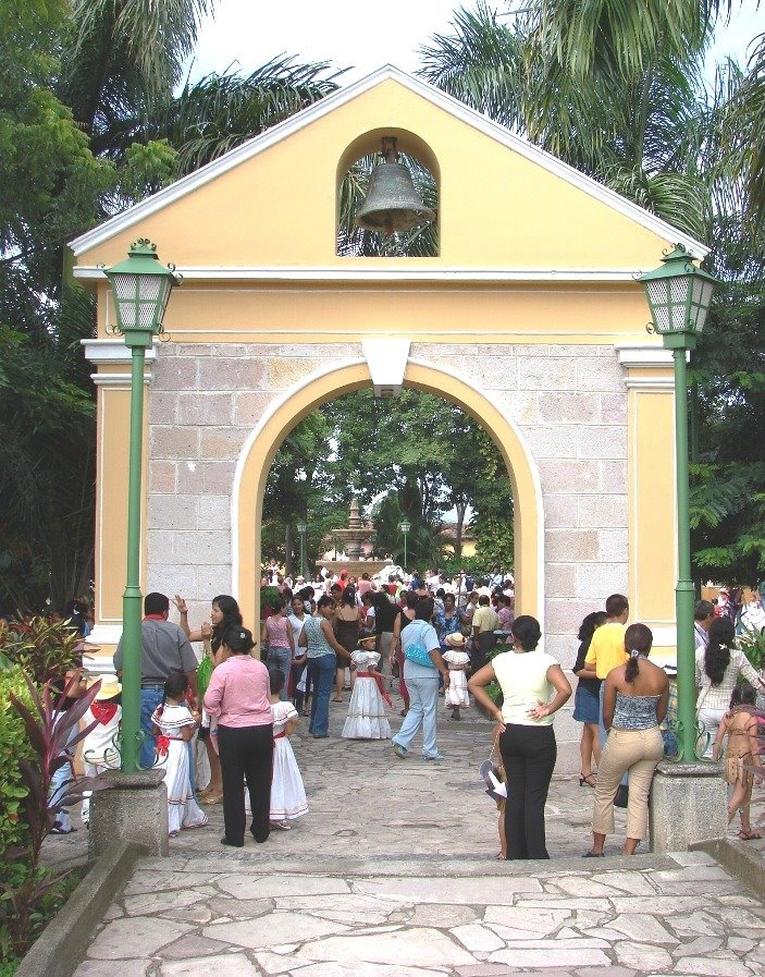 Campana de la independencia by Denys Acosta