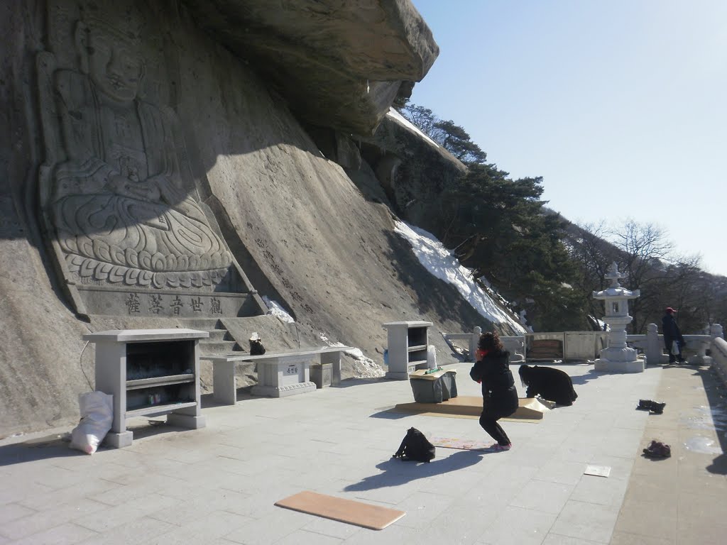 Buddist statue carved on Granite at Bomunsa(보문사 마애 불상) by Sungkil Chun