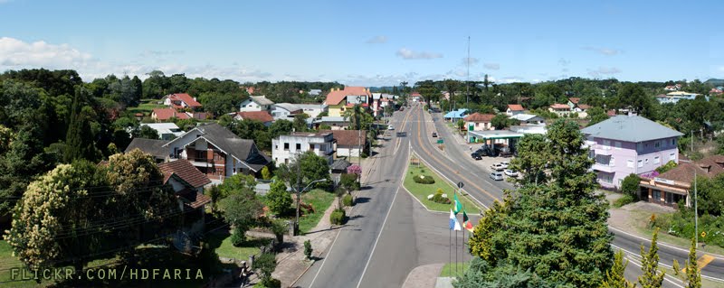 Panorâmica a partir do Pórtico de entrada de Nova Petrópolis/RS by hdfaria