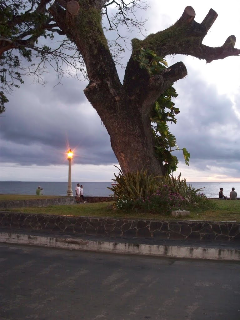 Early morning at the coastal bay-walk in Dumaguete City, Oriental Negros, Philippines by kang © francis b i ♣