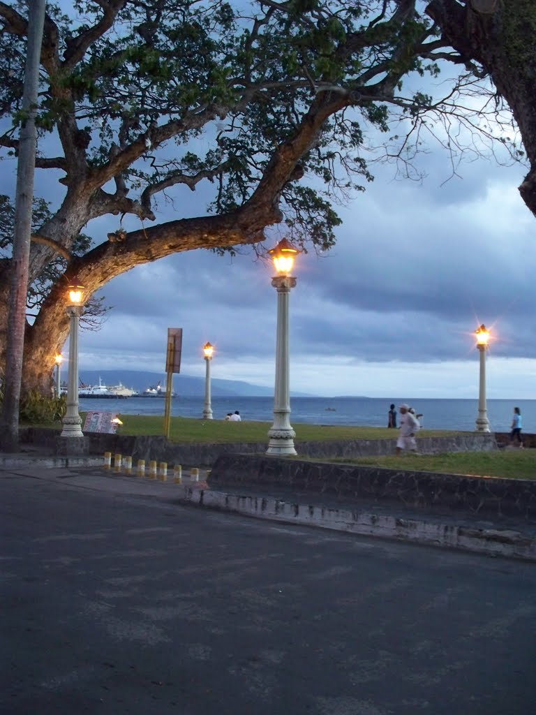 Early morning at the coastal bay-walk in Dumaguete City, Oriental Negros, Philippines by kang © francis b i ♣