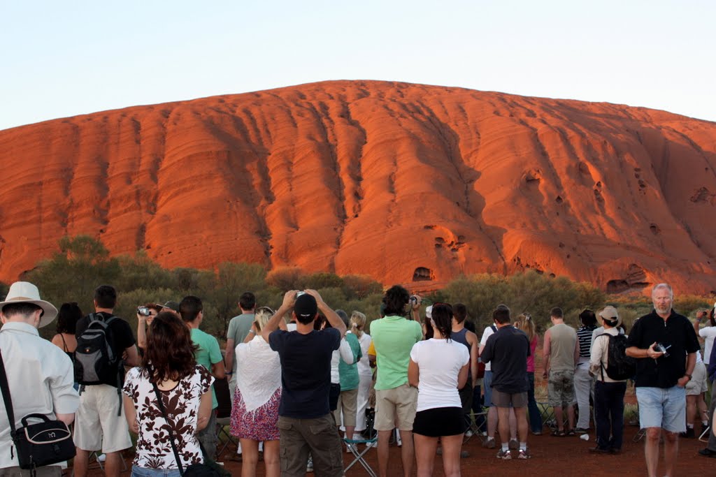 Sonnenaufgang am Uluru by ha.- jo.