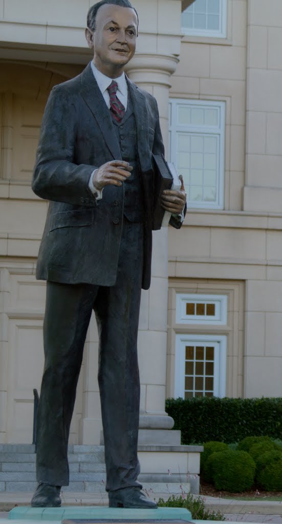 Statue of John Templeton by soraxtm