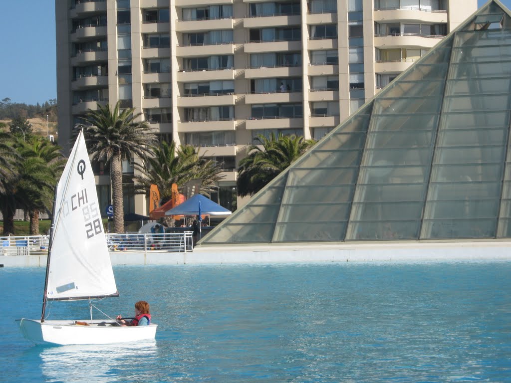 Barco à vela, pirâmide e Edifício Faro (2010) by ricardomariucci