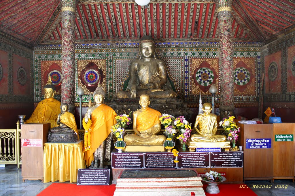 Buddhafiguren im Wat Phra Gaeo Don Tau by Dr. Werner Jung