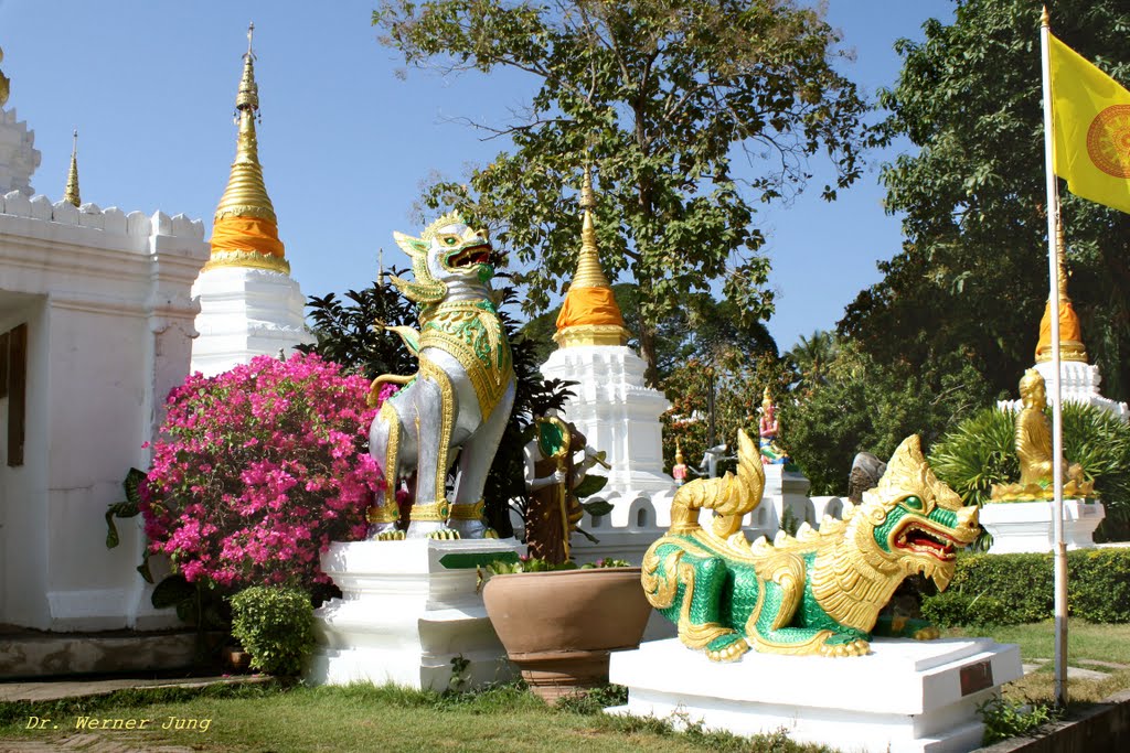 Figuren im Wat Chedi Sao by Dr. Werner Jung