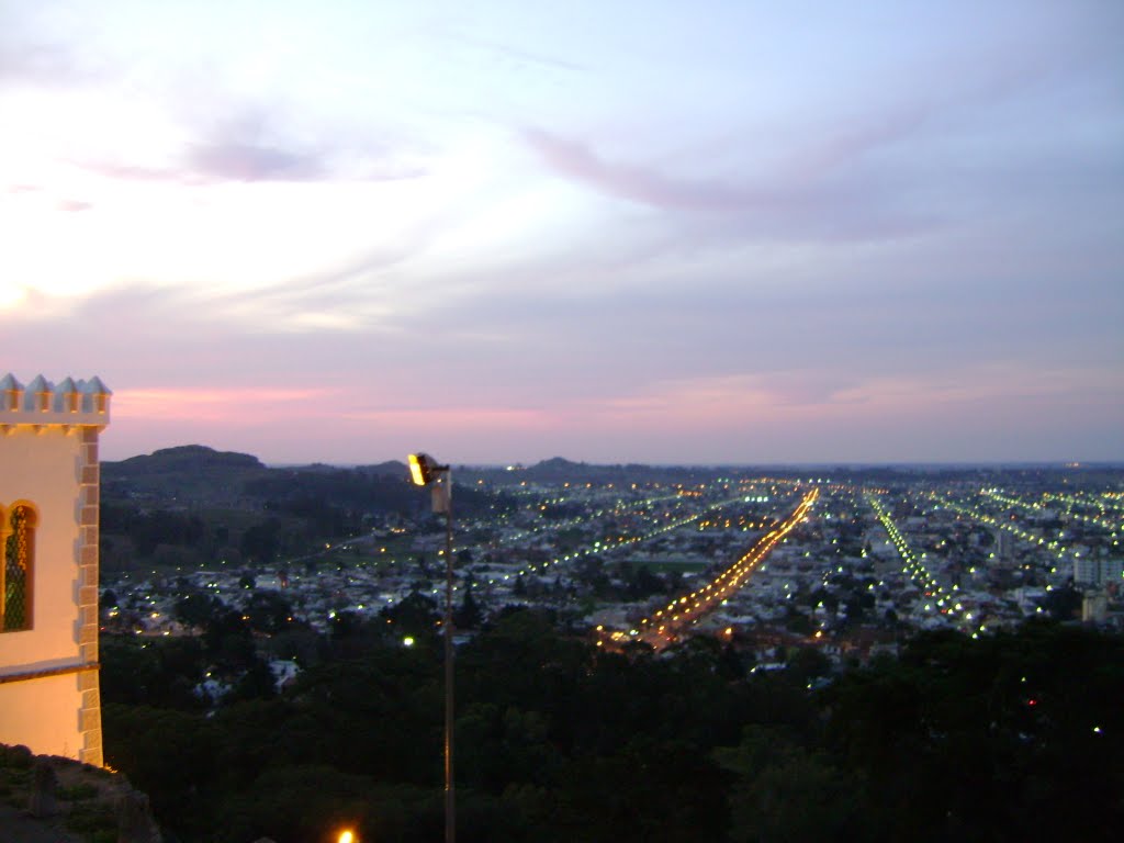 Atardecer sobre la ciudad by http://tandilturismo…