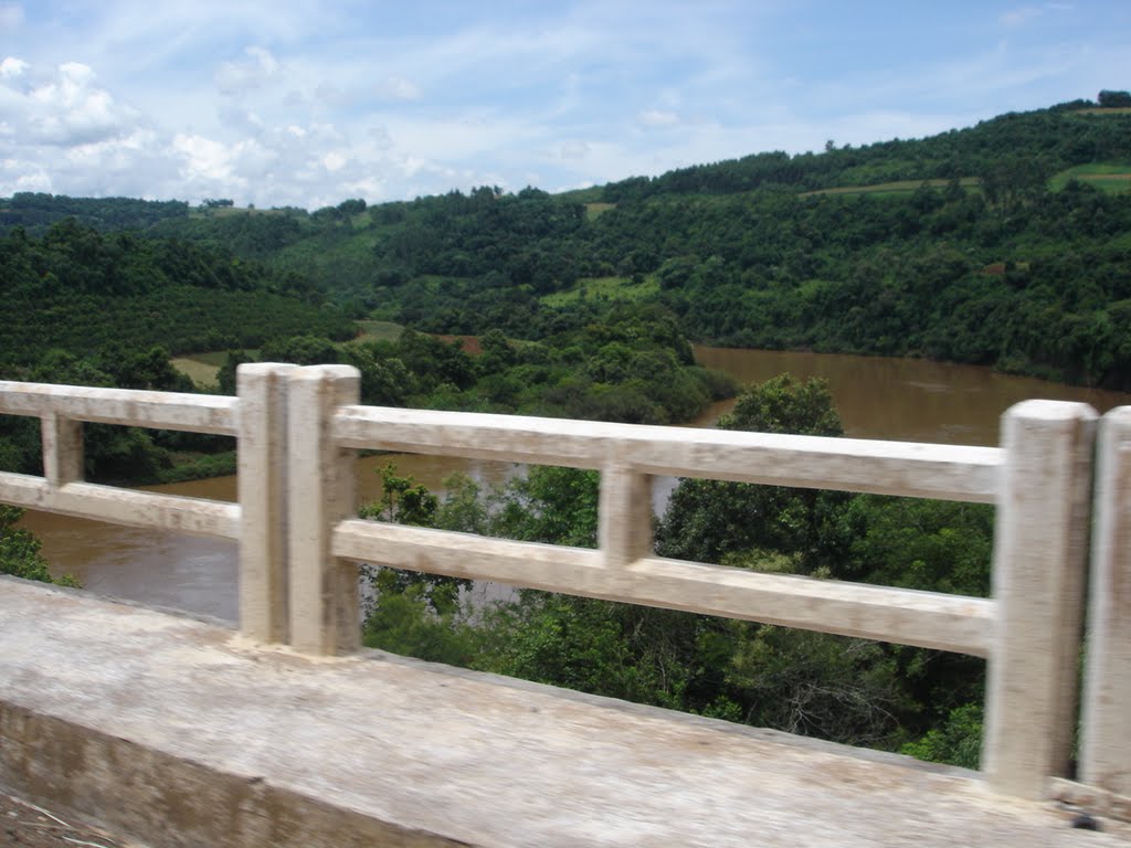 Ponte sobre o Rio Chapecó, Nova Itaberaba-SC by Ionildo Sanches