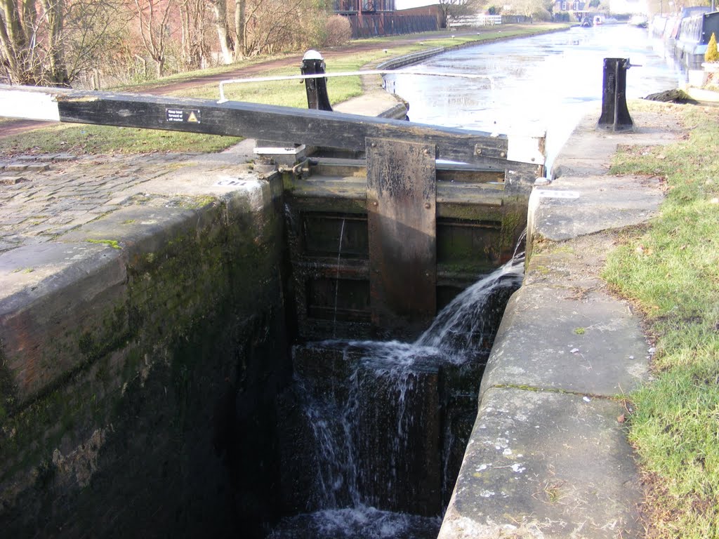 Lockgate 30 Trent&mersey by Tony Bradbury