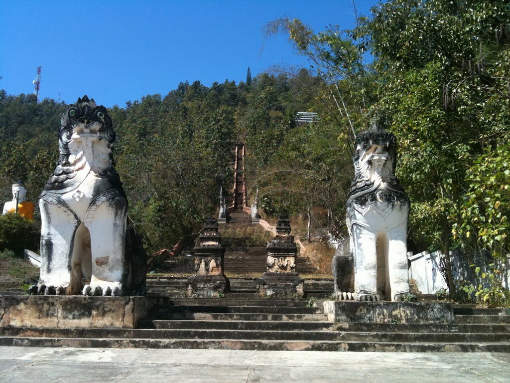 ทางขึ้นวัดพระธาตุดอยกองมู Wat Phra Non, Mae Hong Son, Thailand by Nudsikan Kaewjai