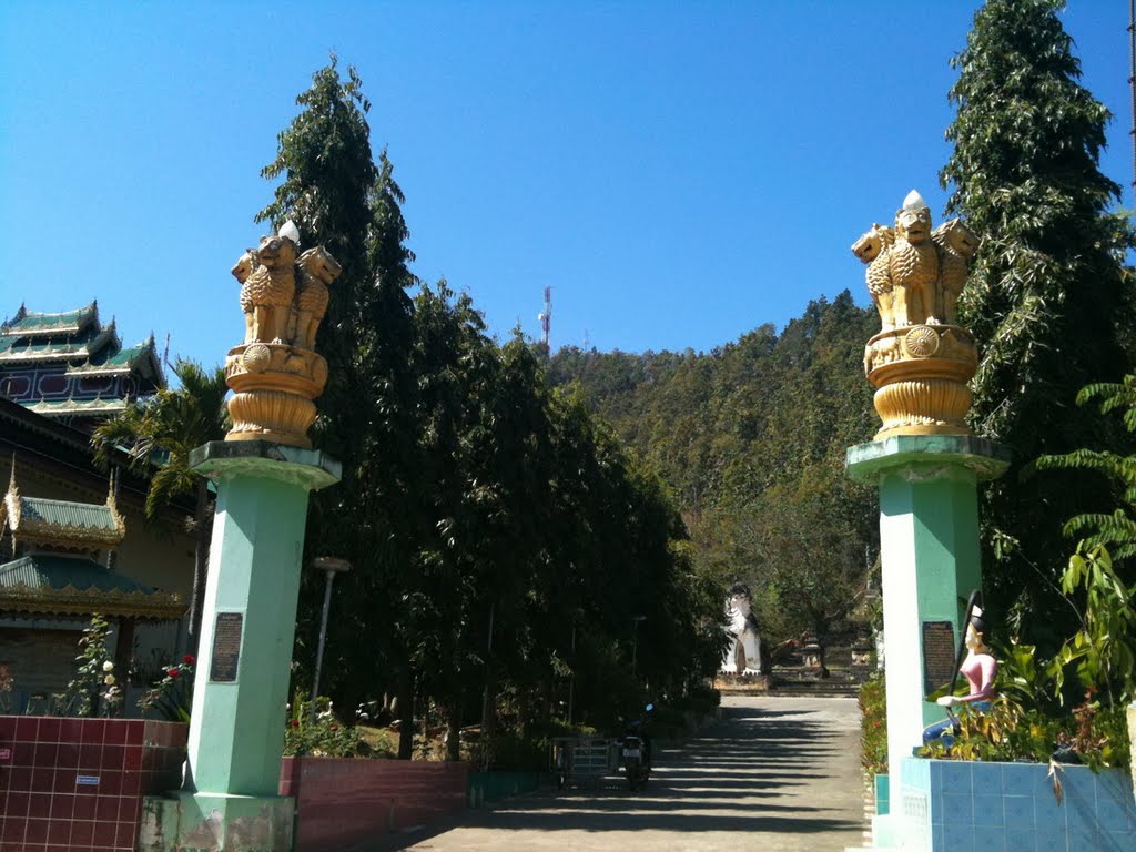 The way to Phra That Doi Kong Mu at Wat Phra Non by Nudsikan Kaewjai