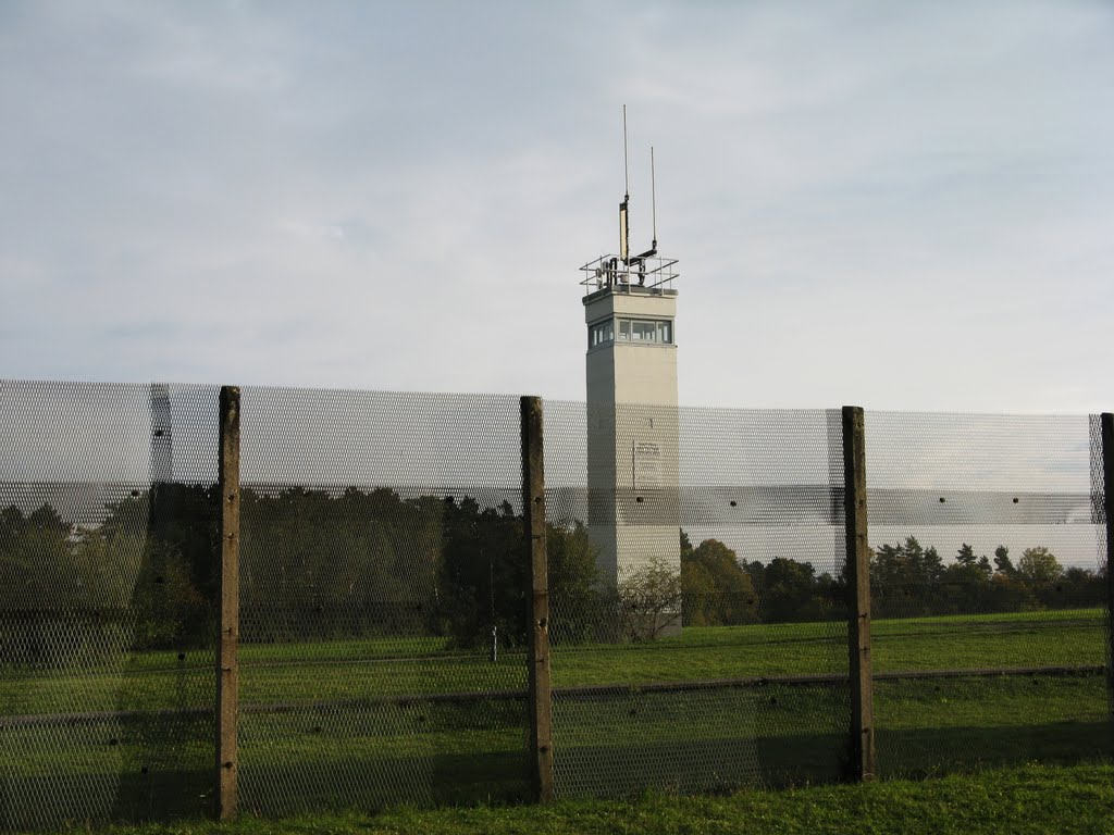 Point Alpha, Metallgitterzaun und Grenzwachturm by WaGis