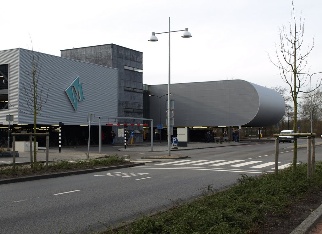 Parkeergarage Martini Ziekenhuis, ontworpen door Arnold Burger van Architectenbureau Burger en Grunstra in Alkmaar, thans SEED Architects. by Hans R van der Woude