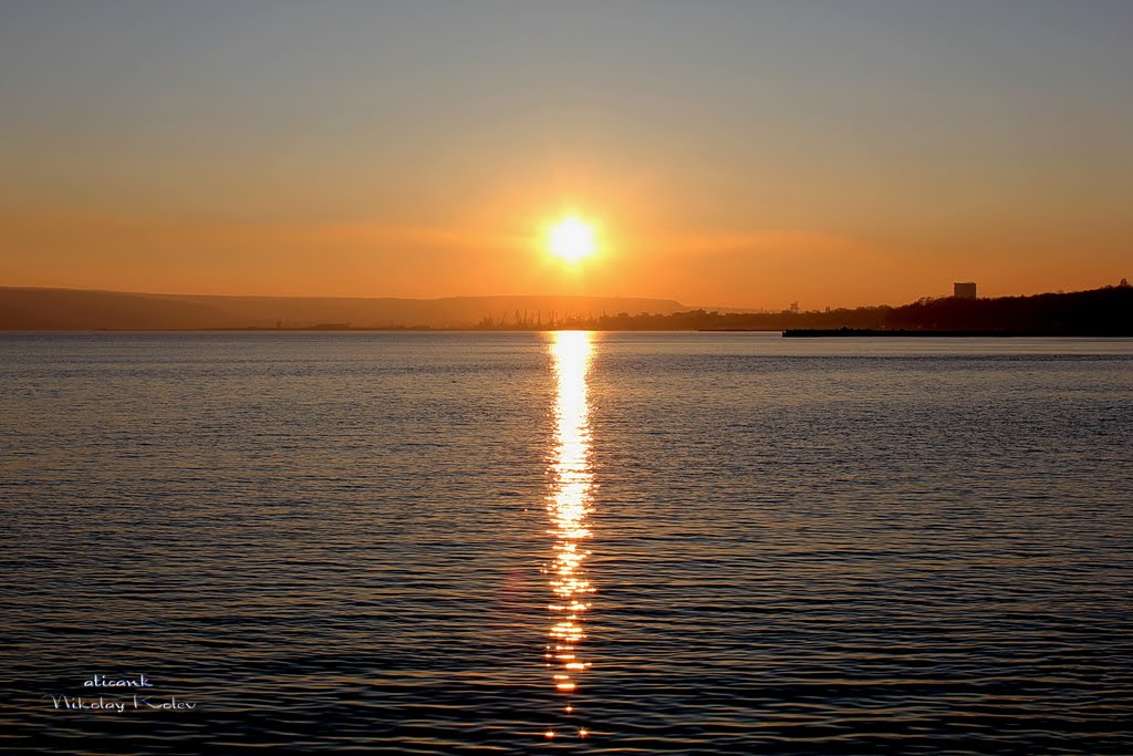 Sunset over the Varna Bay by aticank