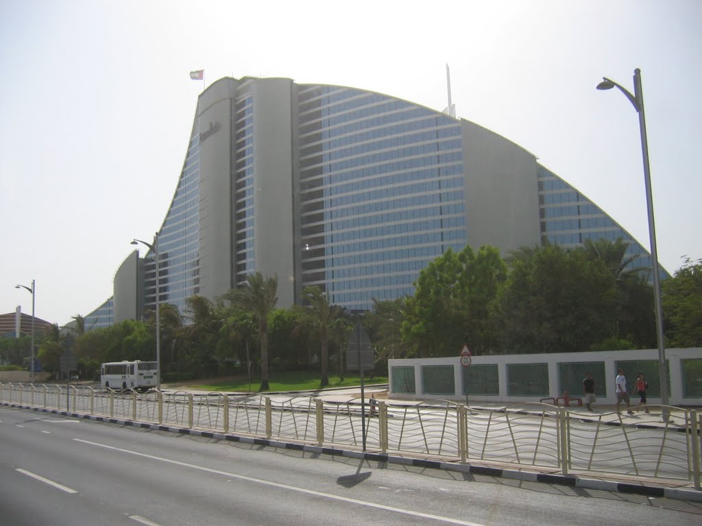 Jumeirah Hotel - haloed by the sun as seen from Jumeirah Road along beach front. فندق جميرا -- haloed من الشمس كما يرى من شارع جميرا بيتش على طول الجبهة. by John A Forbes