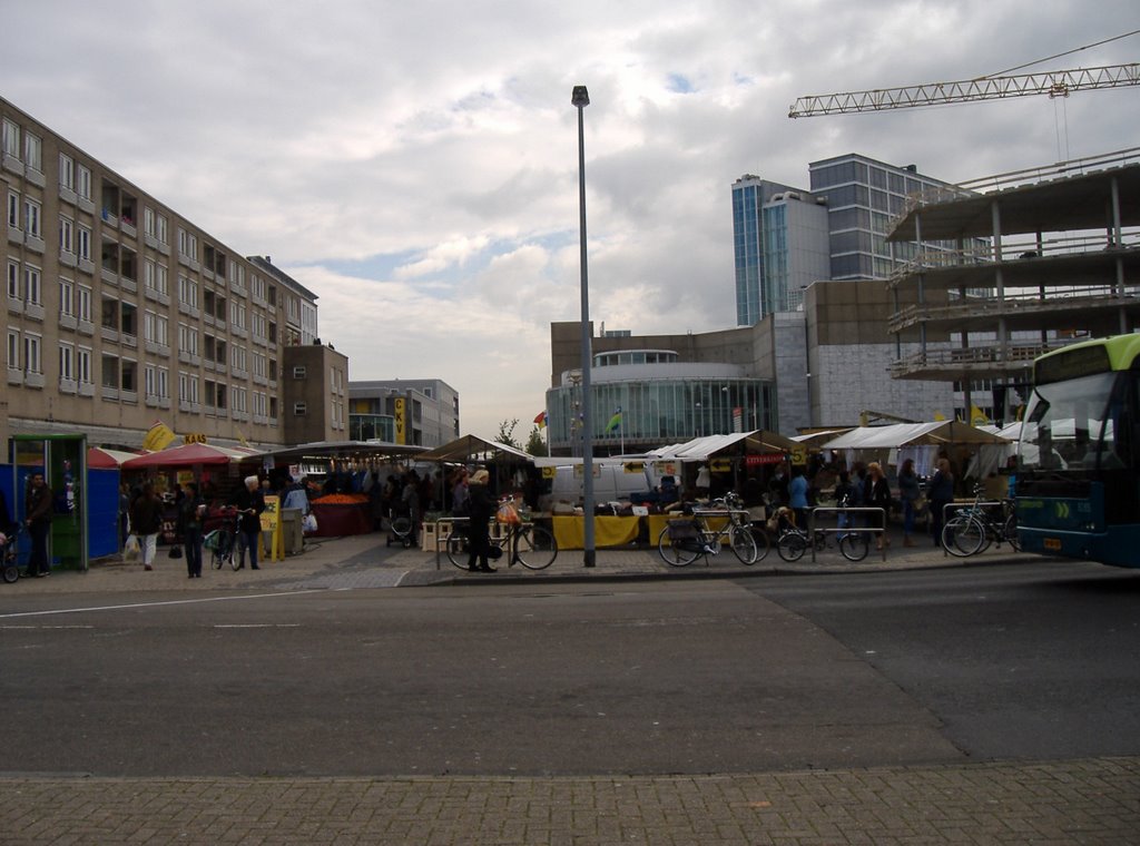 Zicht op markt Stadhuisplein by Cor Kan Almere