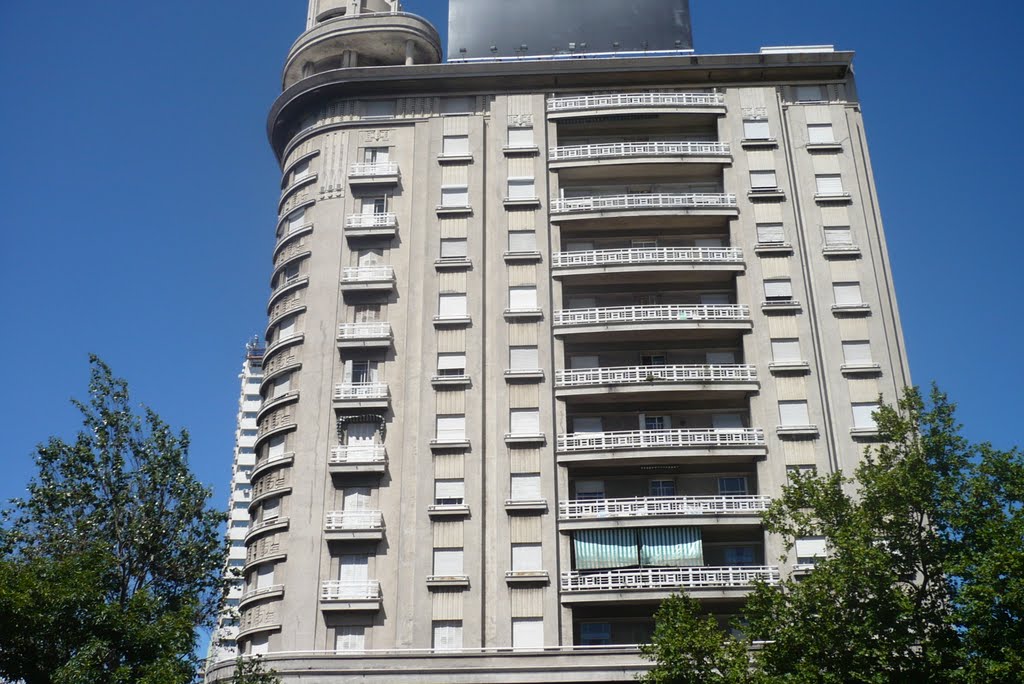 Edificio en Santiago de Chile y 18 de Julio by Andrés Franchi Ugart…