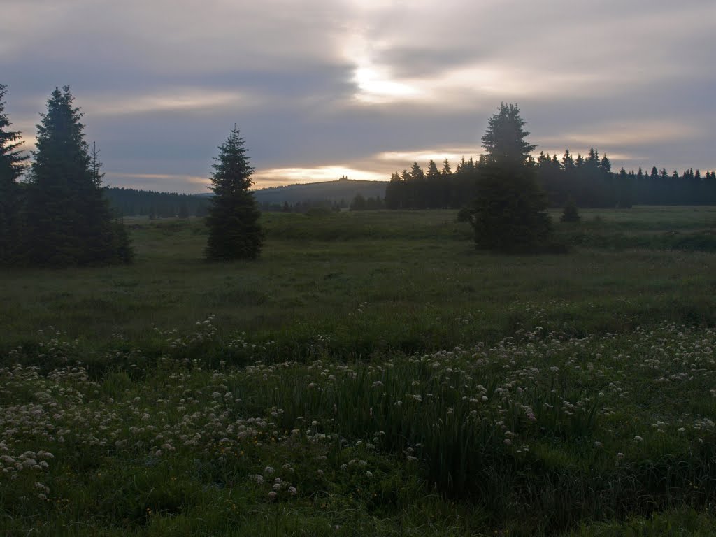 Der Fichtelberg hebt sich gespenstisch ab im Morgenlicht by ReinhardKlenke