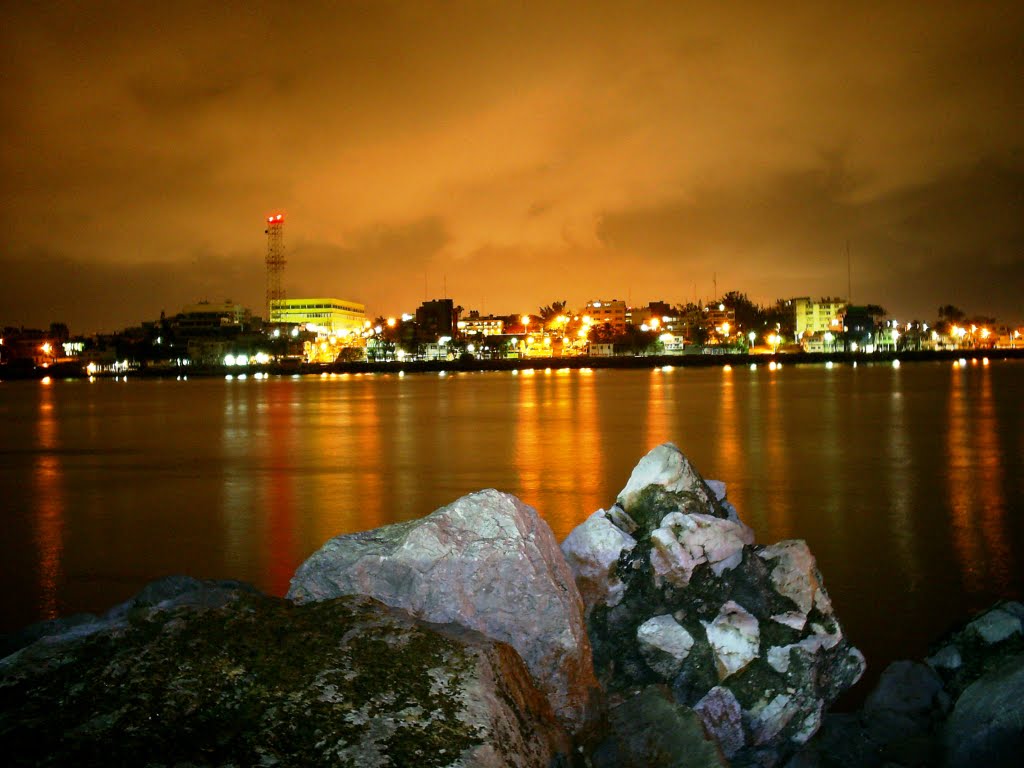 TRANQUILIDAD EN EL RIO COATZACOALCOS by AURE MORALES