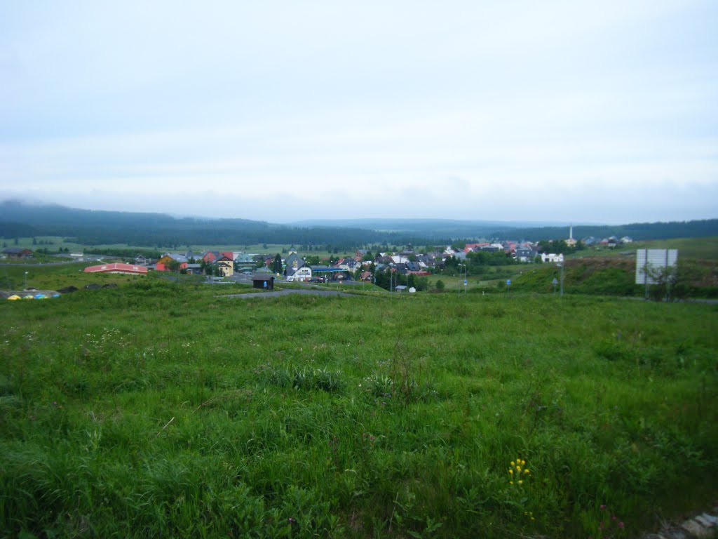 Langsam, ganz langsam gewinne ich an Höhe (von 1020 m im Ort, 1060, 1070, bis 1175 m) und lasse hungrig Boží Dar hinter mir by Reinhard Klenke