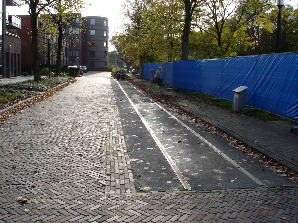 Zwolle: oud tramspoor op het Blekerswegje by Peter-Paul Hattinga Verschure