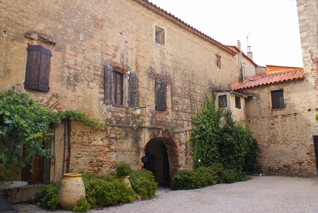 Cloitre - SAINT GENIS DES FONTAINES by Baudouin CAUCHOIS