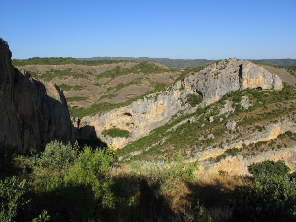 La sierra de Guara vue du monastère. by luminem