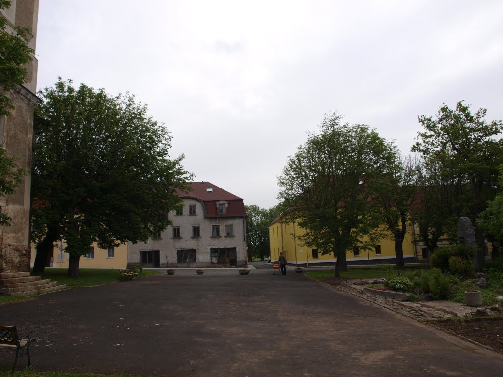 Kupferberg, im Viereck gebaut, besitzt einen großen Marktplatz. Der Verschönerungsverein wandelte ihn zu einem schönen Park. . . Also: ran an die Arbeit, s´ist Zeit ! by ReinhardKlenke