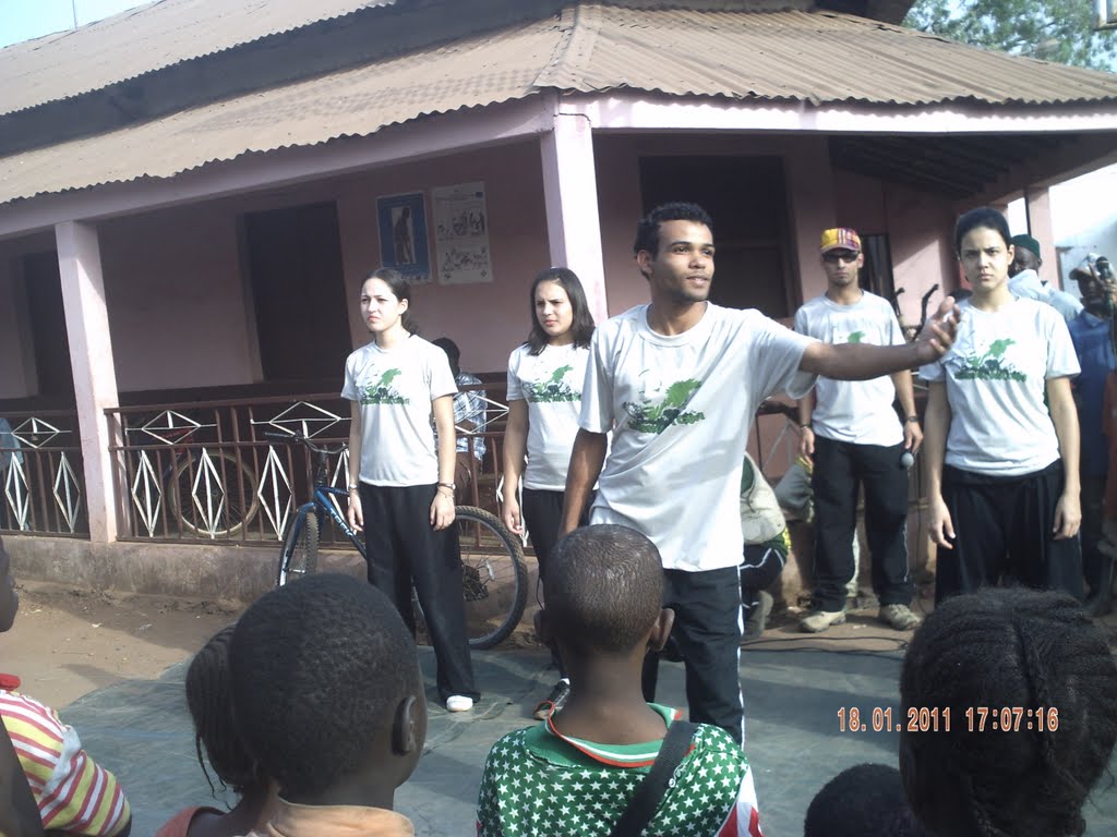 Apresentação de King's Kids em praça pública no centro de Gabu by Pr. Marcos Souza