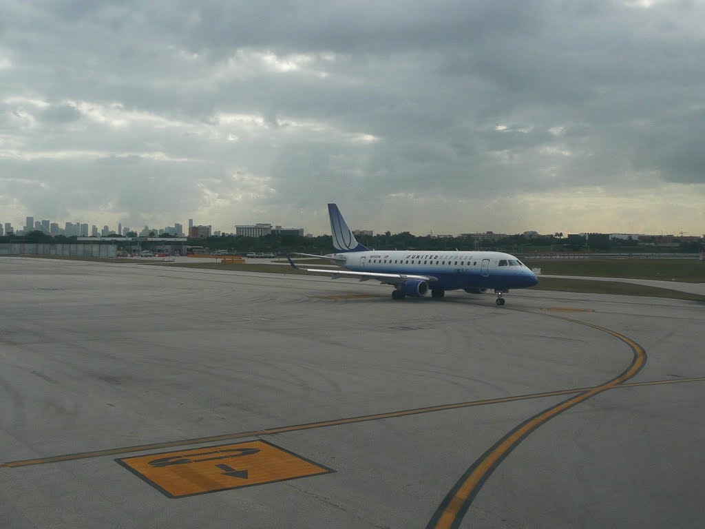 Miami International Airport - Miami - USA by Paulo Targino Moreira Lima