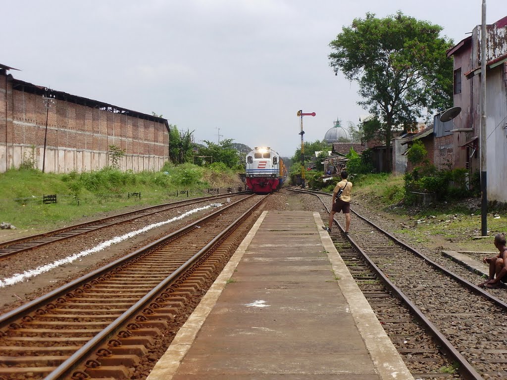 Kereta Tiba dari arah utara STA. Blimbing by machmudjunus